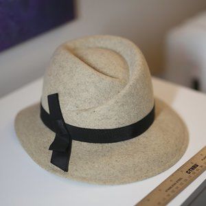 Vintage light wool hat with brim